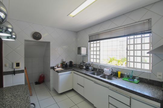 Cozinha de casa à venda com 5 quartos, 415m² em Copacabana, Belo Horizonte