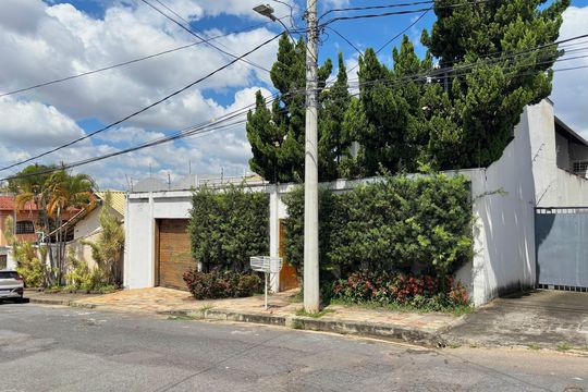 Fachada de casa à venda com 5 quartos, 415m² em Copacabana, Belo Horizonte