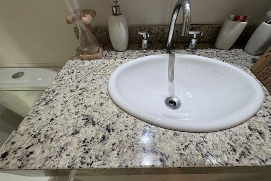 Suíte 1 - Banheiro de apartamento para alugar com 2 quartos, 84m² em Barra da Tijuca, Rio de Janeiro