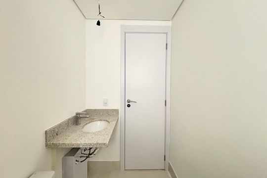 Banheiro de kitnet/studio à venda com 1 quarto, 27m² em Indianópolis, São Paulo