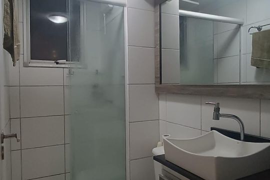 Banheiro de apartamento à venda com 2 quartos, 43m² em Estância Velha, Canoas