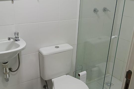 Banheiro de casa de condomínio à venda com 3 quartos, 84m² em Vargem Pequena, Rio de Janeiro