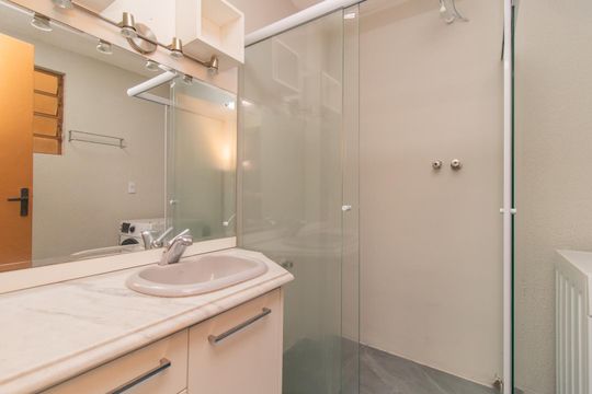 Banheiro de casa de condomínio à venda com 2 quartos, 65m² em Cavalhada, Porto Alegre