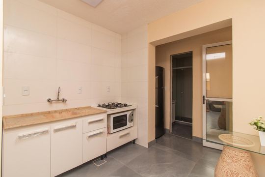 Cozinha e Área de Serviço de casa de condomínio à venda com 2 quartos, 65m² em Cavalhada, Porto Alegre