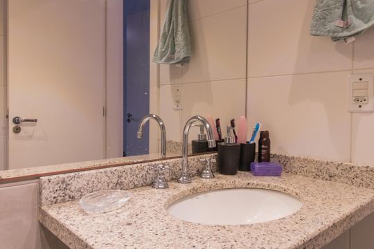 Banheiro de apartamento para alugar com 1 quarto, 49m² em Menino Deus, Porto Alegre
