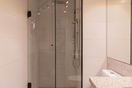 Banheiro de apartamento para alugar com 1 quarto, 49m² em Menino Deus, Porto Alegre