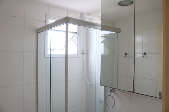 Banheiro de apartamento à venda com 2 quartos, 48m² em Lapa de Baixo, São Paulo