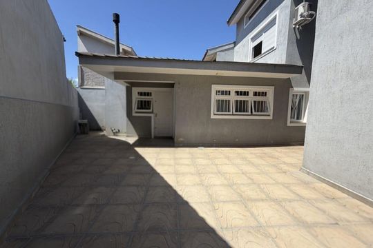 Área externa de casa para alugar com 4 quartos, 468m² em Igara, Canoas