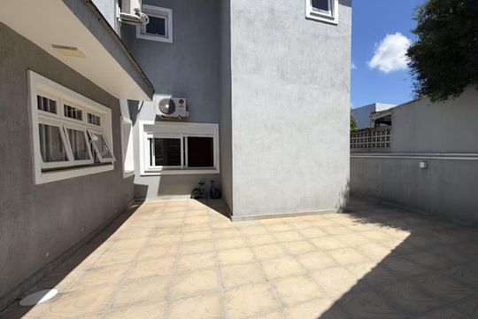 Área externa de casa para alugar com 4 quartos, 468m² em Igara, Canoas