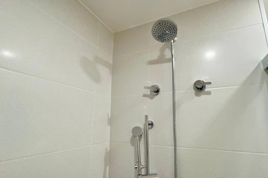 Banheiro de kitnet/studio para alugar com 1 quarto, 25m² em Pompeia, São Paulo
