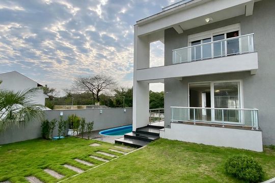 Fachada de casa à venda com 5 quartos, 600m² em Espírito Santo, Porto Alegre