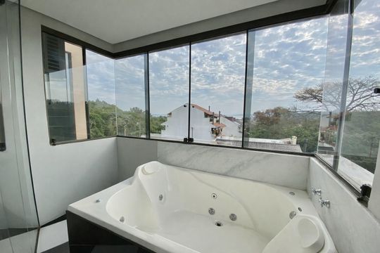 Varanda do quarto 5 de casa à venda com 5 quartos, 600m² em Espírito Santo, Porto Alegre