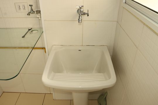 Área de serviço de apartamento para alugar com 2 quartos, 58m² em Bairro Jardim Nossa Senhora das Graças, Cotia