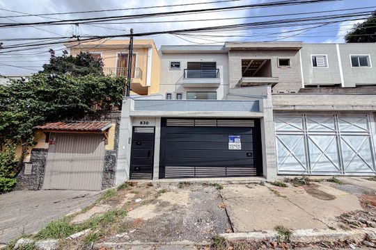 Fachada com Plaquinha de casa à venda com 3 quartos, 204m² em Vila Monumento, São Paulo