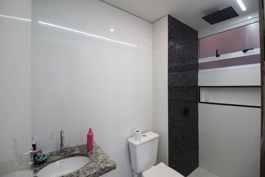 Banheiro de apartamento para alugar com 2 quartos, 50m² em Taquara, Rio de Janeiro