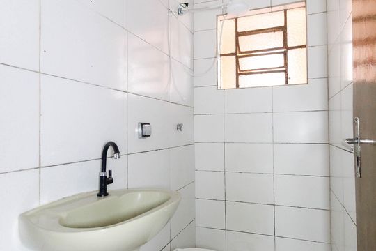 Banheiro de casa para alugar com 1 quarto, 45m² em Vila Carmosina, São Paulo