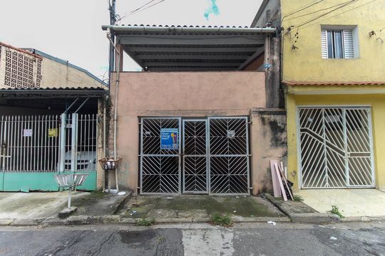 Fachada de casa para alugar com 1 quarto, 45m² em Vila Carmosina, São Paulo