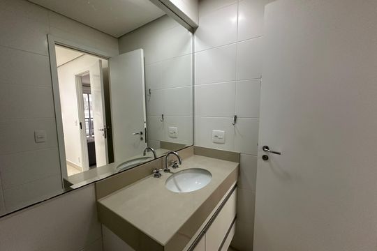 Banheiro da Suíte de apartamento para alugar com 1 quarto, 49m² em Alphaville Industrial, Barueri
