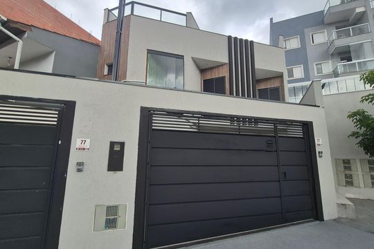 Fachada de casa à venda com 3 quartos, 179m² em Vila Curuçá, Santo André