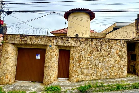 Placa instalada na fachada do imóvel de casa à venda com 7 quartos, 148m² em Jardim Bom Clima, Guarulhos