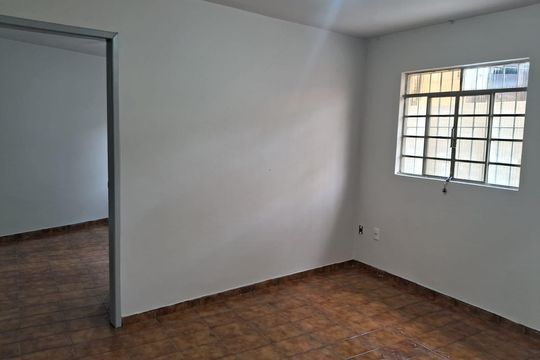 Casa para alugar com 3 quartos, 325m² em Jardim Cláudia, São Paulo