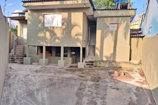 Casa para alugar com 3 quartos, 325m² em Jardim Cláudia, São Paulo