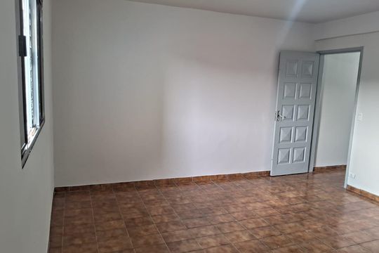 Casa para alugar com 3 quartos, 325m² em Jardim Cláudia, São Paulo