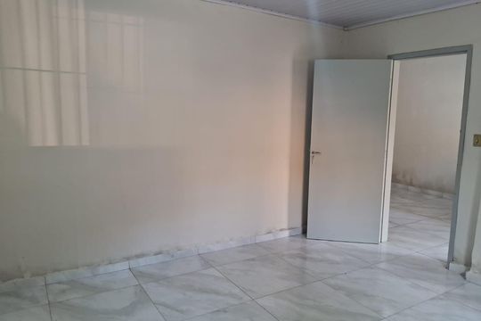 Casa para alugar com 3 quartos, 325m² em Jardim Cláudia, São Paulo