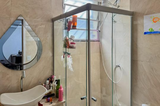 Banheiro de apartamento à venda com 2 quartos, 60m² em Pousada Santo Antonio, Belo Horizonte