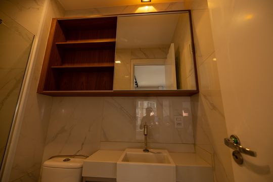 Banheiro de apartamento para alugar com 1 quarto, 53m² em Alphaville Empresarial, Barueri