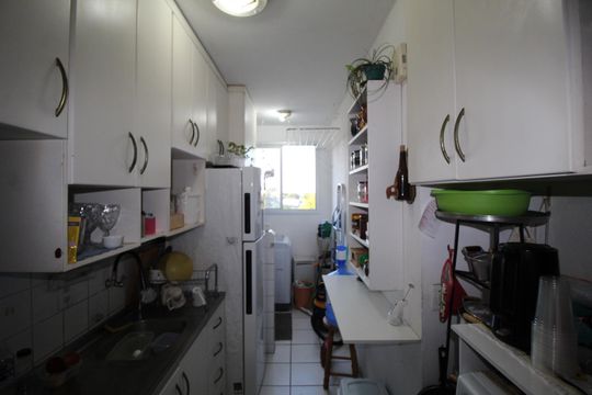 Cozinha de apartamento à venda com 2 quartos, 50m² em Rubem Berta, Porto Alegre
