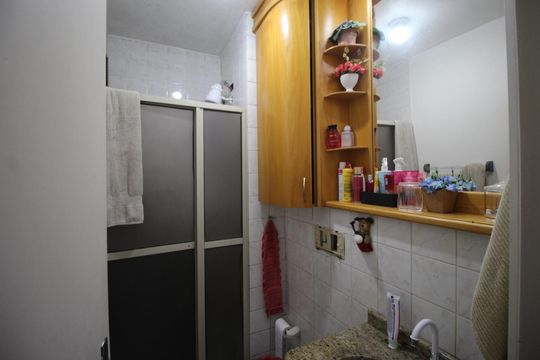 Banheiro de apartamento à venda com 2 quartos, 50m² em Rubem Berta, Porto Alegre