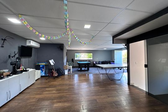 Salão de casa de condomínio à venda com 4 quartos, 300m² em Vargem Grande, Rio de Janeiro