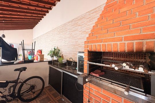 Quintal com Churrasqueira de casa à venda com 3 quartos, 248m² em Jardim América, Várzea Paulista