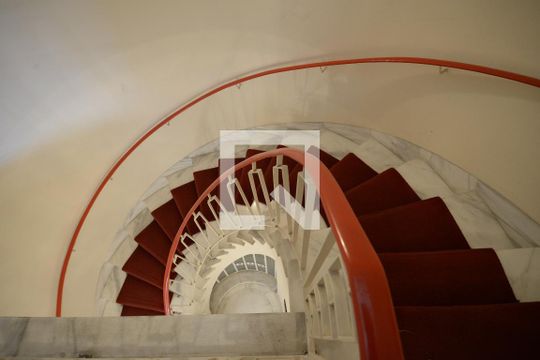 Escada de casa para alugar com 3 quartos, 412m² em Jardim da Gloria, São Paulo