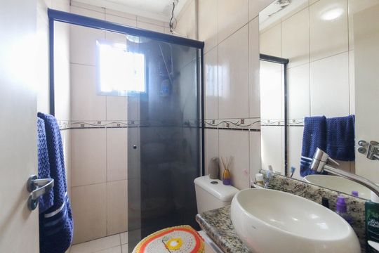 Banheiro de apartamento à venda com 2 quartos, 48m² em Conjunto Residencial José Bonifácio, São Paulo