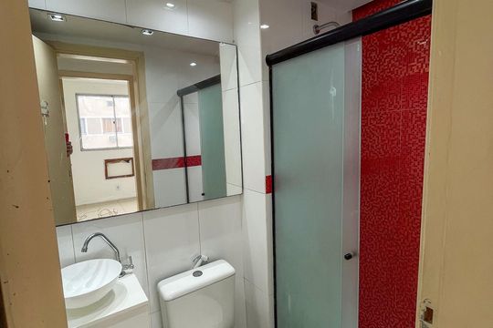 Banheiro de apartamento para alugar com 2 quartos, 48m² em Honório Gurgel, Rio de Janeiro