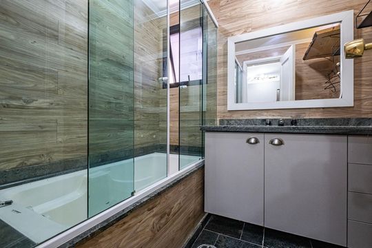 Banheiro de apartamento para alugar com 1 quarto, 40m² em Pinheiros, São Paulo