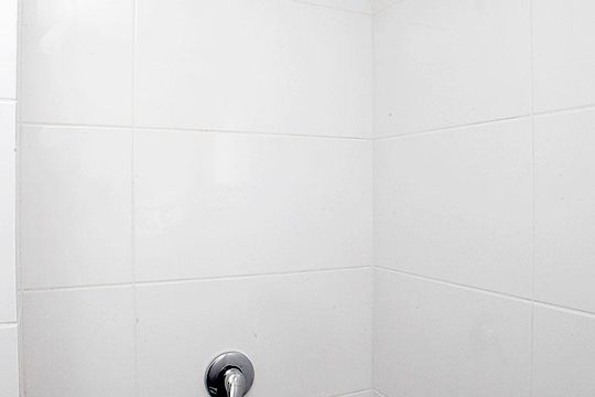 Banheiro de apartamento à venda com 2 quartos, 55m² em Farroupilha, Porto Alegre