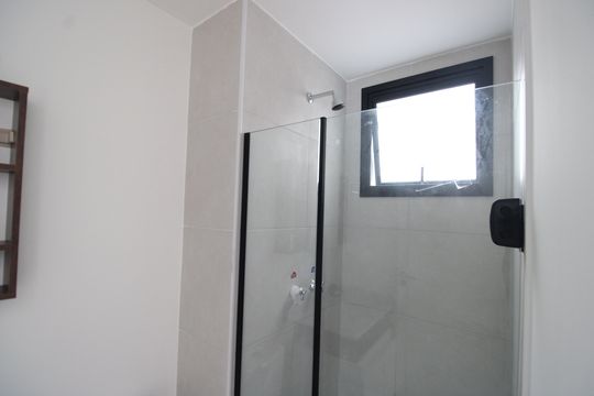 Banheiro de apartamento para alugar com 2 quartos, 42m² em Barra Olímpica, Rio de Janeiro