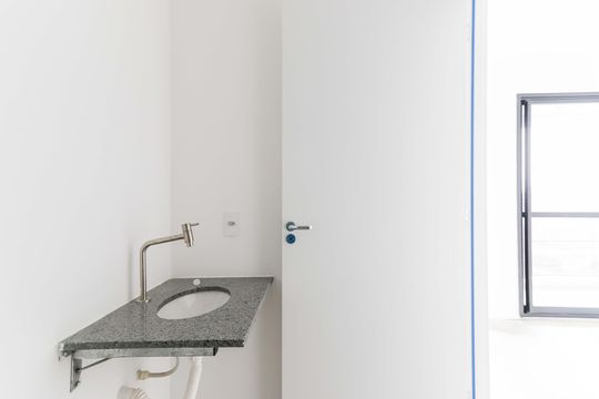 Banheiro de kitnet/studio à venda com 1 quarto, 27m² em Vila Sonia, São Paulo