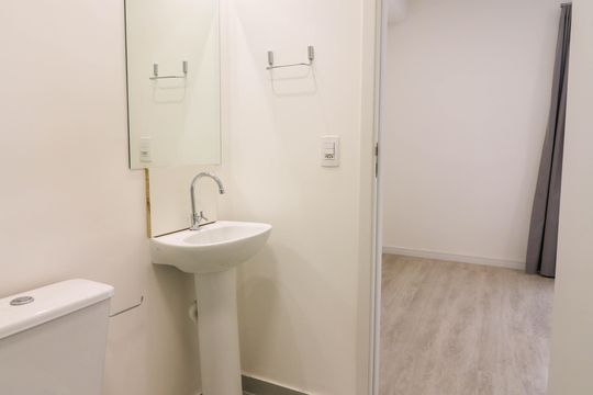 Banheiro de kitnet/studio para alugar com 1 quarto, 25m² em Jardim das Acacias, São Paulo