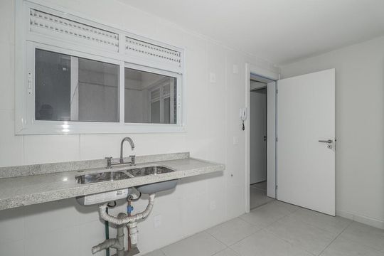 Cozinha de apartamento à venda com 3 quartos, 127m² em Jardim do Salso, Porto Alegre