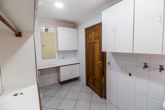 Área de Serviço de casa de condomínio para alugar com 6 quartos, 650m² em Tamboré, Santana de Parnaíba