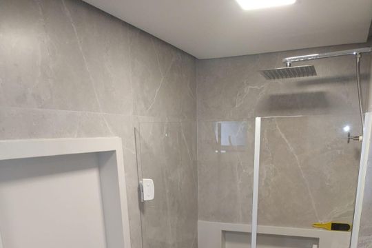 Banheiro de apartamento à venda com 2 quartos, 65m² em Vila Rosalia, Guarulhos