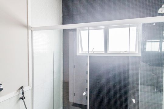 Banheiro da Suíte de casa de condomínio à venda com 4 quartos, 471m² em Residencial 18 do Forte, Santana de Parnaíba
