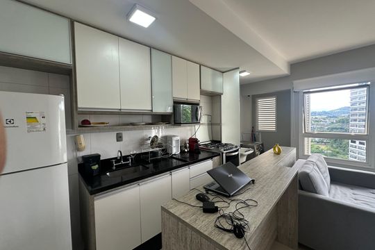 Cozinha de apartamento para alugar com 1 quarto, 44m² em Melville Empresarial Ii, Barueri