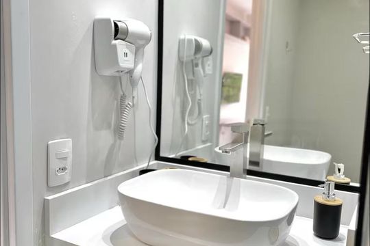 Banheiro de apartamento à venda com 1 quarto, 29m² em Santo Amaro, São Paulo