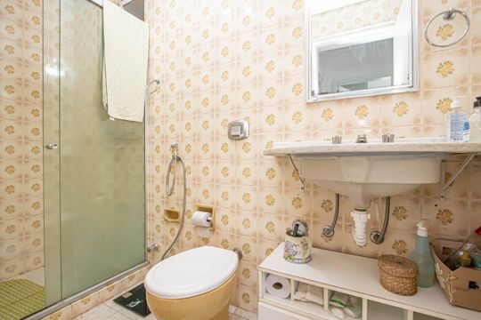 Banheiro  de apartamento para alugar com 2 quartos, 70m² em Higienópolis, Porto Alegre