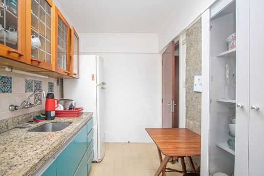 Cozinha  de apartamento para alugar com 2 quartos, 70m² em Higienópolis, Porto Alegre
